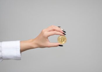 SUI trades below $1 as institutional access expands via staked ETFs