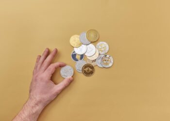 Analyst Names 3 Utility Altcoins For Early Positioning